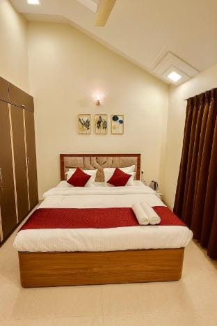 Asmeera Stays 2BHK Pinewood with swimming pool Villa in Lonavla