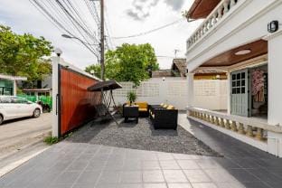 Villa Mayfair 4 bedrooms sea view with pool table Villa in Chalong