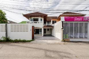 Villa Mayfair 4 bedrooms sea view with pool table Villa in Chalong