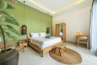 Dasha 2 - Chic 2BR Canggu Hideaway w Spacious Pool Villa in Kuta
