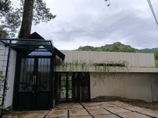 Selaras Heritage Villa Villa in Cisarua