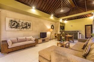 Spacious & Central - Walking Distance to Beach Villa in North Kuta
