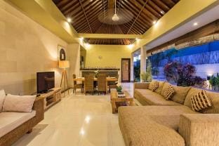 Spacious & Central - Walking Distance to Beach Villa in North Kuta