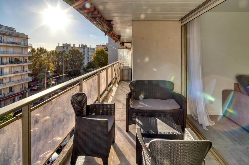 A C 2BDR 6P flat just two minutes from the beach! Apartment in Antibes