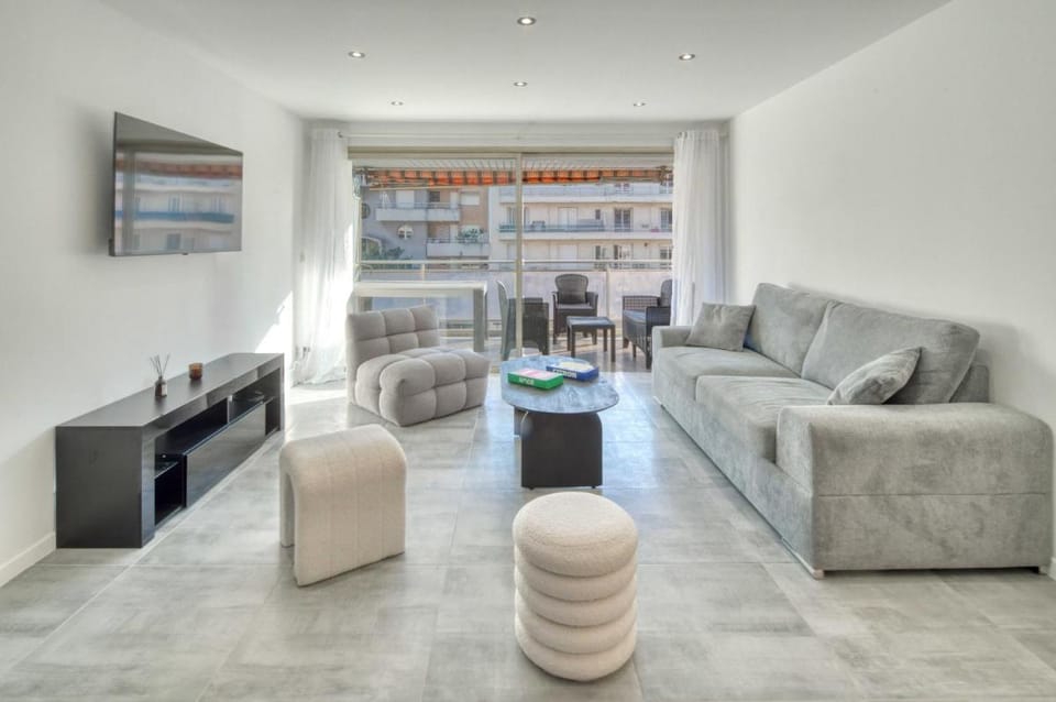 A C 2BDR 6P flat just two minutes from the beach! Apartment in Antibes