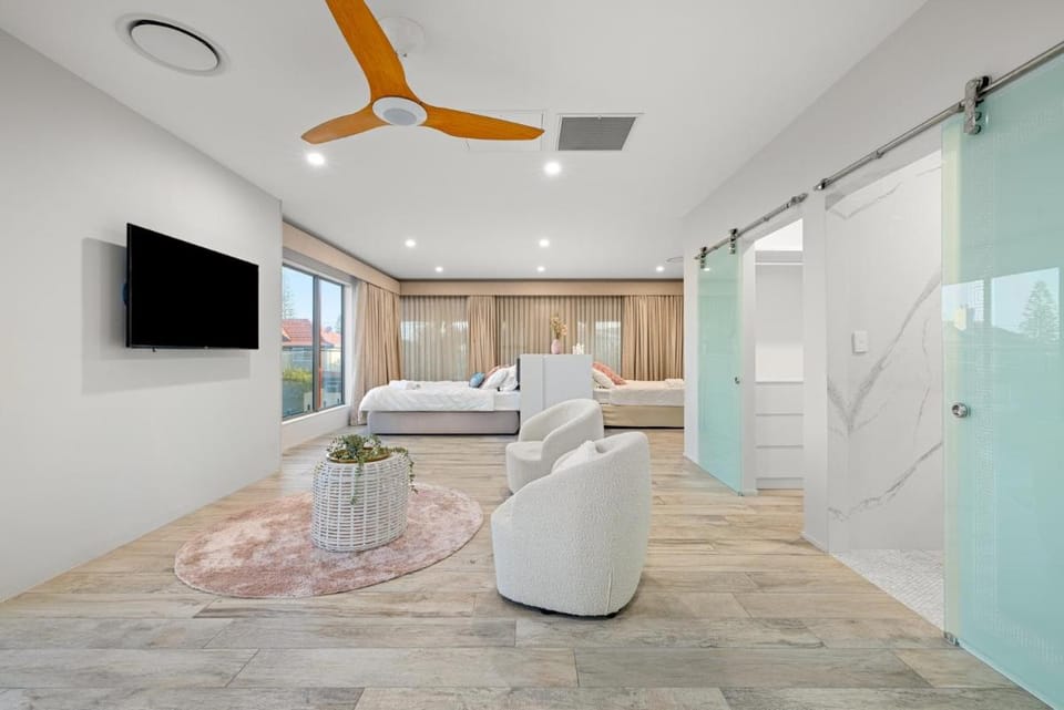 Striking Luxury Home with Garden & BBQ Vacation rental in Margate