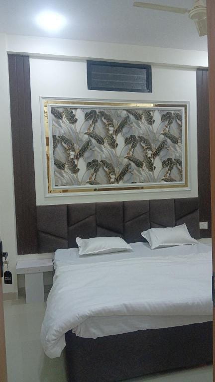 GURUKRIPA AC ROOMS AND ROOFTOP GARDEN Hotel in India