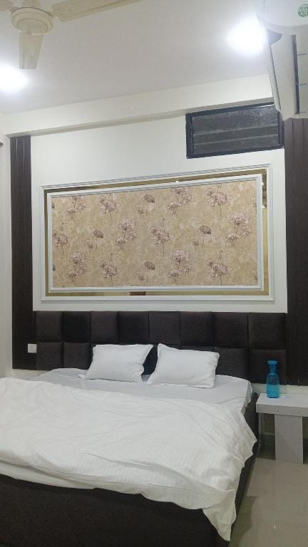 GURUKRIPA AC ROOMS AND ROOFTOP GARDEN Hotel in India