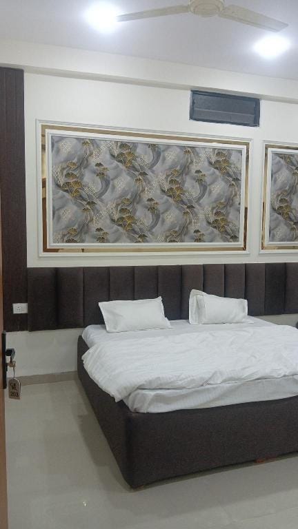 GURUKRIPA AC ROOMS AND ROOFTOP GARDEN Hotel in India