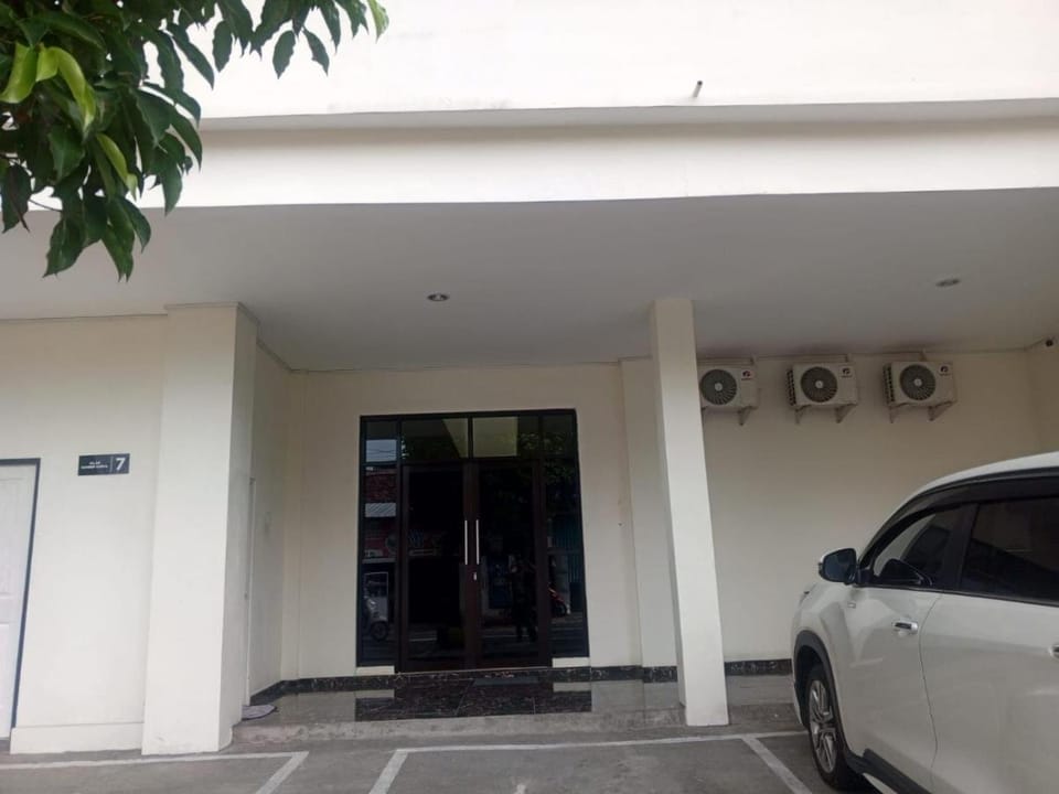 OYO 95103 Madiun Dkost Syariah Hotel in East Java