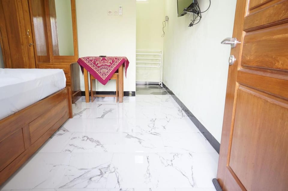 OYO 95103 Madiun Dkost Syariah Hotel in East Java