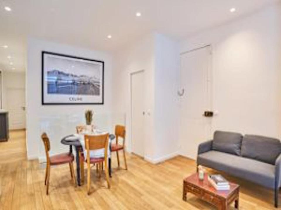 Suite Premium facing the Chateau de Vincennes Apartment in Vincennes