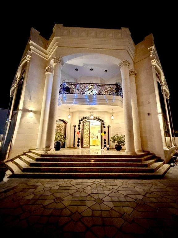 Melt With Luxury Japanese Capsule in Hostel Villa Hotel in Dubai