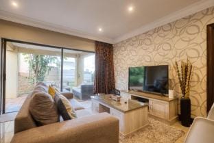 Stylish 2-Bed Umhlanga Apartment | Pool & Patio Apartment in Umhlanga