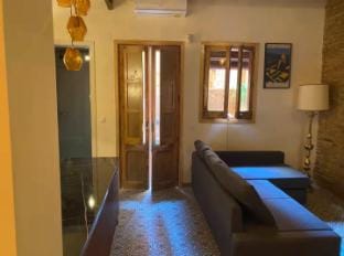 Charming apartment with patio & pool Apartment in L'Hospitalet de Llobregat