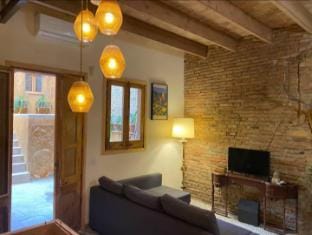 Charming apartment with patio & pool Apartment in L'Hospitalet de Llobregat