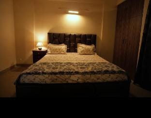 E Globe|2BR Retreat|Near Taj Mahal Agra |Homeyhuts Apartment in Agra