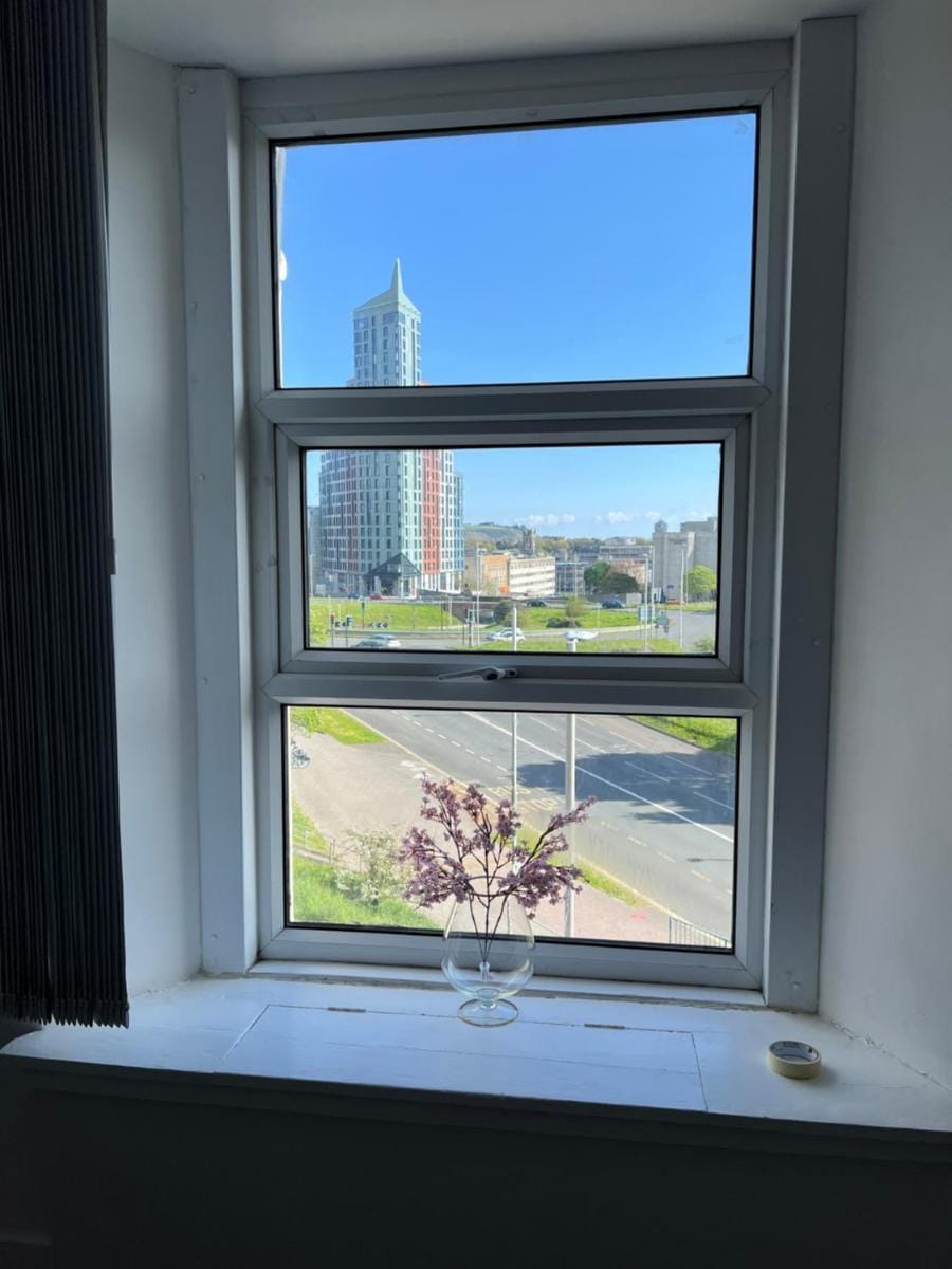 Private Parking, Urban Comfort  City Haven Apartment in Plymouth