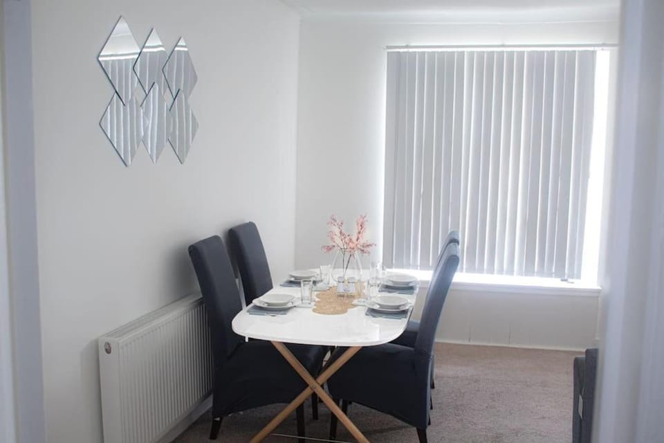 Private Parking, Urban Comfort  City Haven Apartment in Plymouth