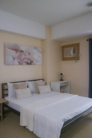 The Calm Space - Condo beside Venice Grand Canal Apartment in Makati