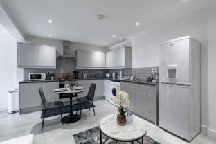 2 Bed Stylish Central Rochester Apartment Sleeps 4  Netflix Work Space Apartment in Rochester