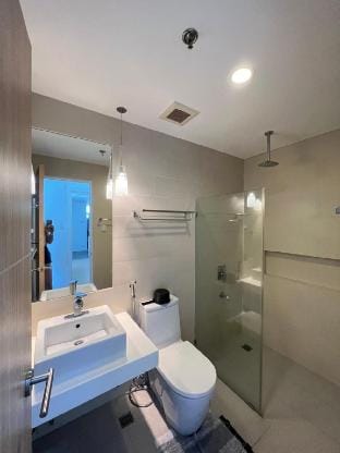 Pico de Loro Beach Mod 3-Bedroom Penthouse Apartment in Nasugbu