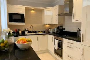 Spacious Cosy Mayfair House Apartment in City of Westminster