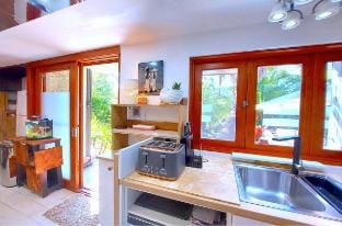 Best Family Getaway with 4 Sleeps! Walk to Ocean beach and everywhere at Famous Original Palm Beach! Apartment in Pittwater Council