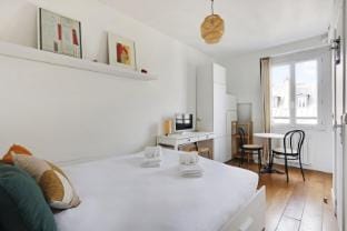 A Canal St Martin Lovely Room Apartment in Paris
