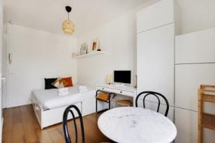 A Canal St Martin Lovely Room Apartment in Paris
