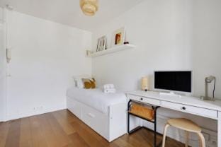 A Canal St Martin Lovely Room Apartment in Paris