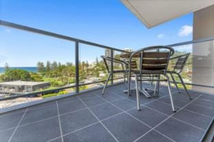Waves & Views Coastal Retreat Apartment in Burleigh Heads