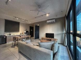 Le Jardin Suite ~ 8 Pax Sea View Infinity Pool Apartment in George Town