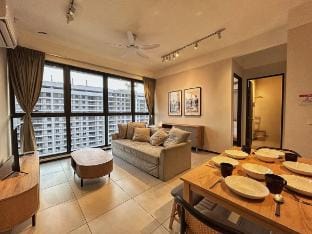 Le Jardin Suite ~ 8 Pax Sea View Infinity Pool Apartment in George Town