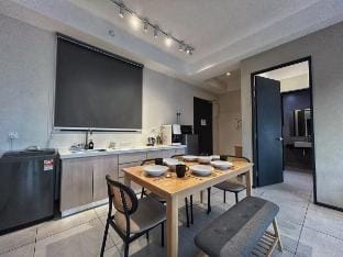 Le Jardin Suite ~ 8 Pax Sea View Infinity Pool Apartment in George Town