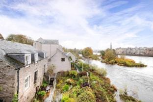 Riverside Home in Perth Country House in Perth