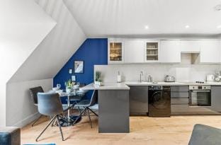 Modern 2BR Apartment | En-Suite & Family Friendly Vacation rental in Canterbury