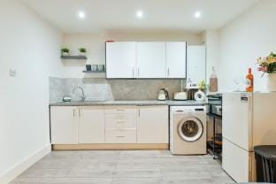 Cosy 1BR City Apartment | Ideal for Work & Leisure Vacation rental in Canterbury