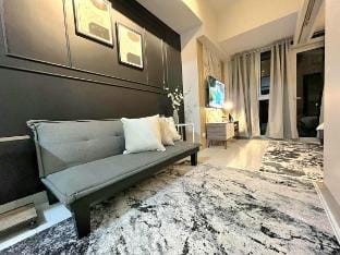 Modern & Cozy in Uptown BGC with Balcony Vacation rental in Makati