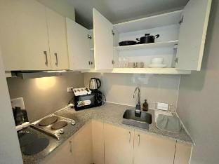 Modern & Cozy in Uptown BGC with Balcony Vacation rental in Makati