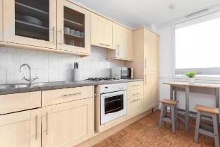 Spacious 2Bed Apartment w/City Skyline Views | SE1 Vacation rental in London Borough of Southwark