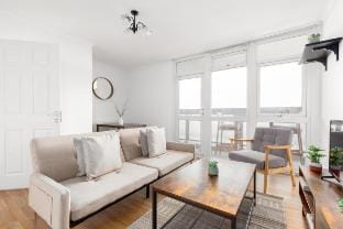 Spacious 2Bed Apartment w/City Skyline Views | SE1 Vacation rental in London Borough of Southwark