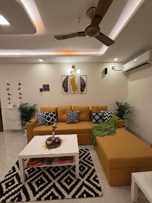 Powai, Aurora luxe,2BHK Balcony & Lake view Vacation rental in Mumbai
