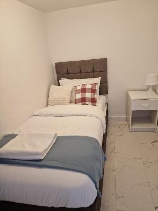 Supremely Posh 4-Bed Terraced Home Parking &Garden Vacation rental in Tonbridge and Malling District