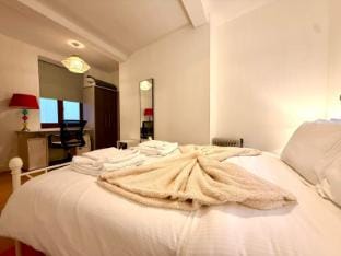 Charming Shoreditch Flat by Brick Lane Ideal for Family of 3 (F2 68 CS) Vacation rental in London Borough of Hackney