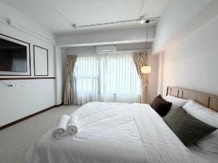 Bernard's Cozy room shared Bathroom Vacation rental in Chalong