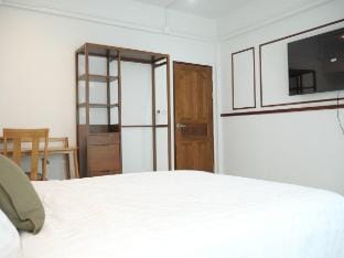 Bernard's Cozy room shared Bathroom Vacation rental in Chalong