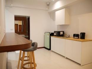 Bernard's Cozy room shared Bathroom Vacation rental in Chalong