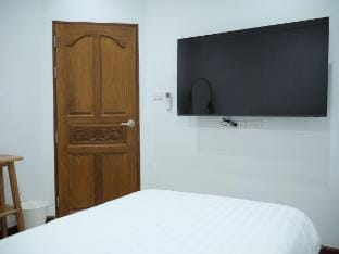 Bernard's comfortable room, Share bathroom  Vacation rental in Chalong