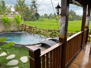 rice field view wooden house with balcony retreat Vacation rental in Tampaksiring